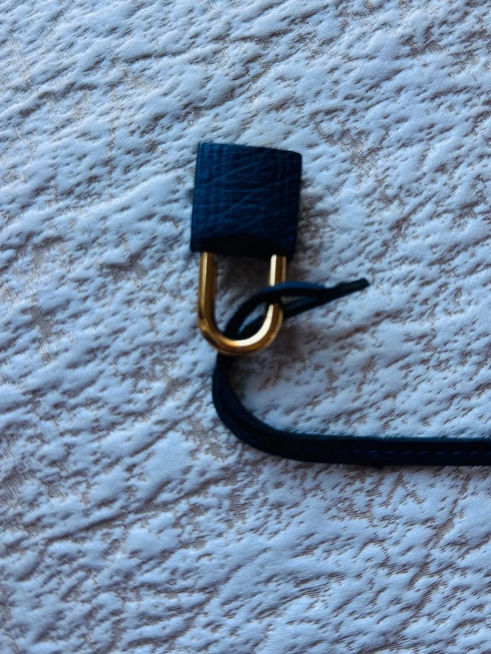 Hermes B 25 Ostrich Navy Leather Key Holder with Gold Padlock no scratches